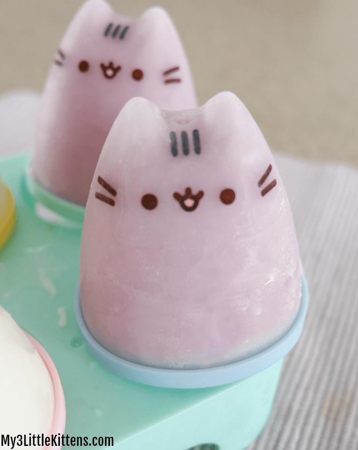 These Pusheen Yogurt Popsicles are perfect for kids, but healthy! Choose your favourite yogurt and this frozen treat will blow your mind!