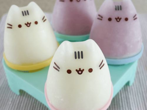 These Pusheen Yogurt Popsicles are perfect for kids, but healthy! Choose your favourite yogurt and this frozen treat will blow your mind!