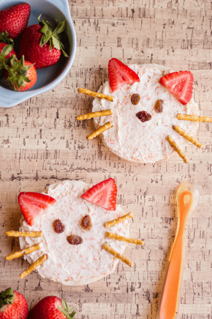 This Homemade Kid Friendly Kitty Cat Bagels Recipe is not only easy, but filled with healthy toppings!